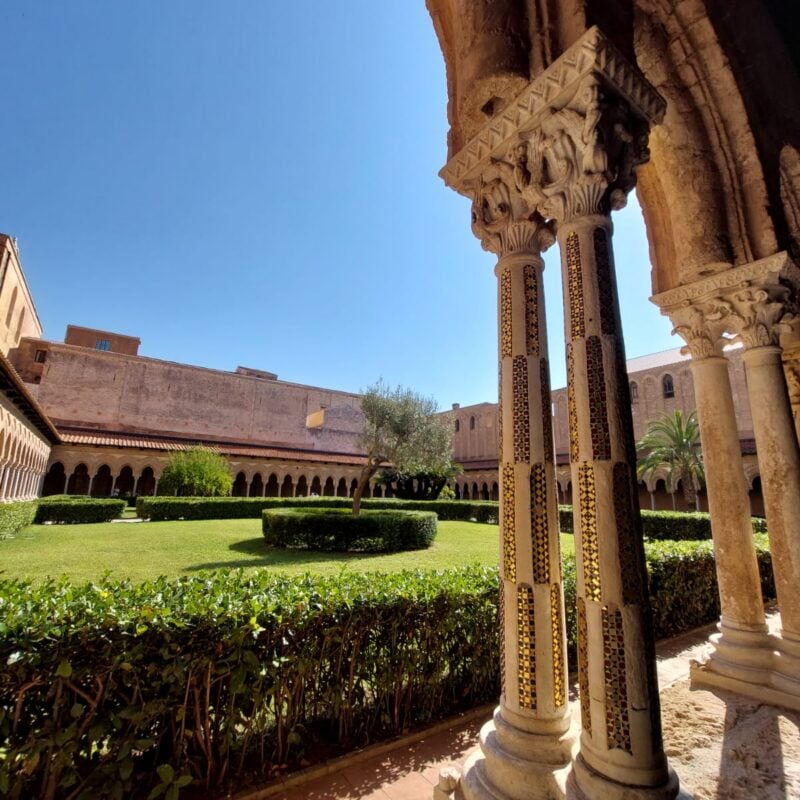 Les plus beaux cloîtres de Sicile : des chefs-d&rsquo;œuvre à ne pas manquer.